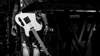 Quizás no haya menos gente que en otros grandes recitales. Pero en esta segunda jornada del Hot Festival se presiente un clima de irascible tumulto, de horda descontrolada