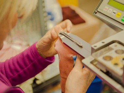 Un'artigiana del calzificio DèPio a Botticino Sera