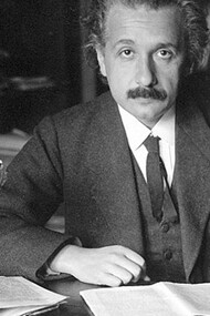 Albert Einstein dans son bureau à Berlin en 1920