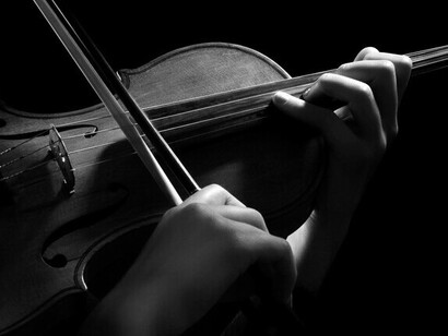 Mujer tocando el violín