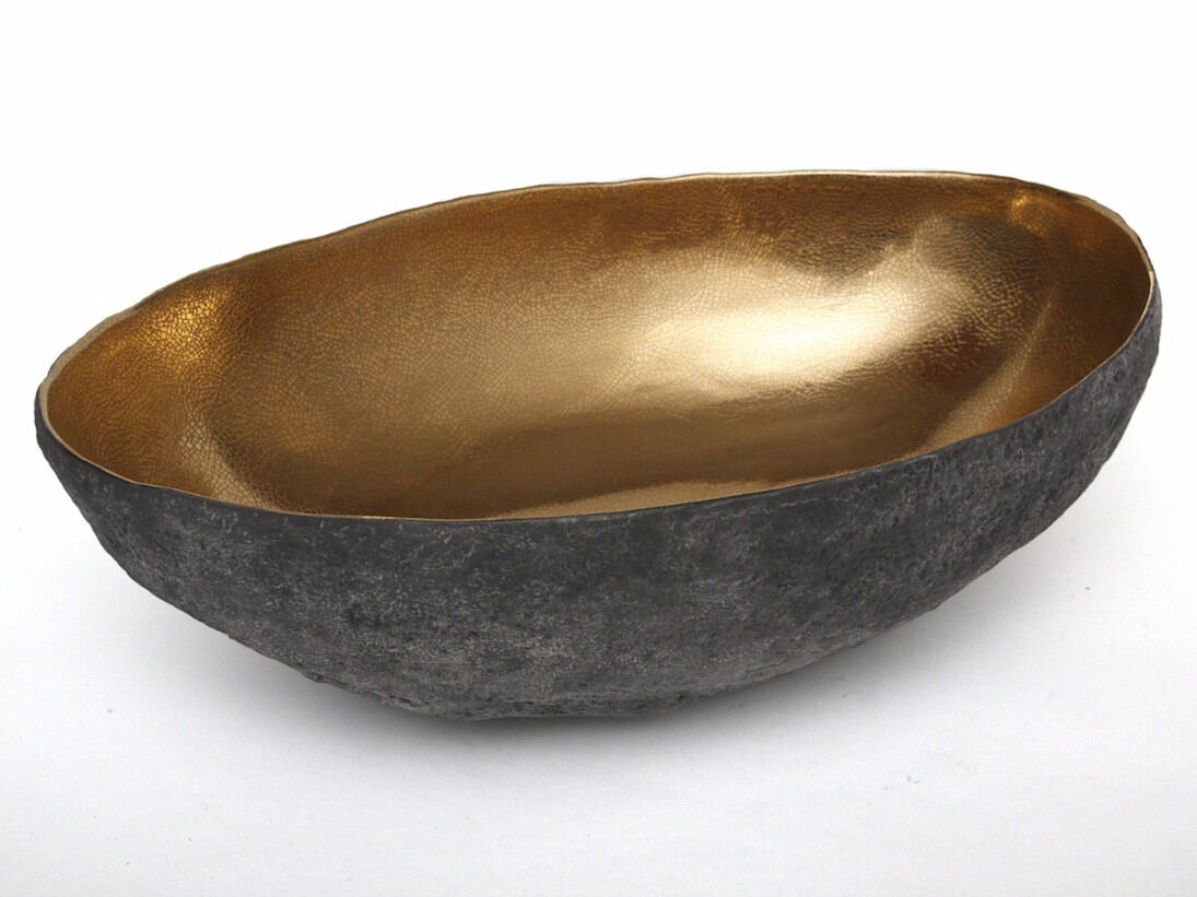 Cristina Salusti, Large Gold Oval Vessel , 2016. Courtesy of Valerie Goodman Gallery