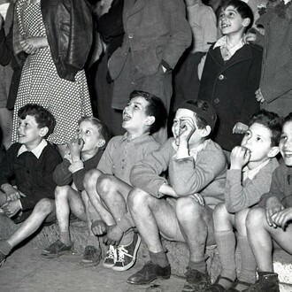 Adriano de Rota, Bimbi al cinema all'aperto, Fototeca dei Civici Musei di