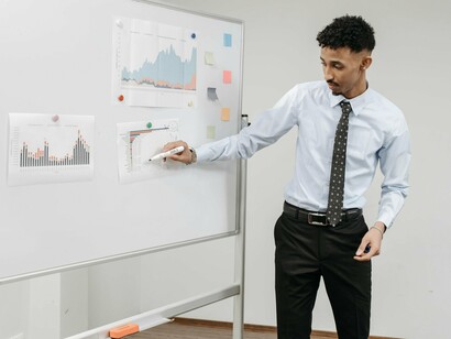 Apresentação de métricas e relatórios ligados ao desempenho empresarial. O fortalecimento da cultura de sustentabilidade depende também da formação técnica e da padronização das informações divulgadas