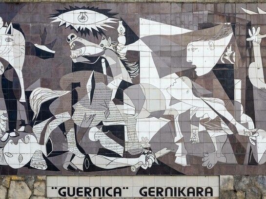 Murale del dipinto “Guernica” di Picasso realizzato in piastrelle e a grandezza naturale, Guernica, Spagna