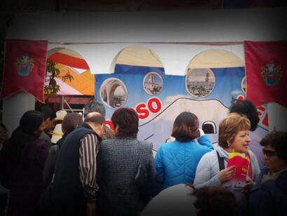 Compradores haciendo cola en un carrito de queso helado en Arequipa, Perú