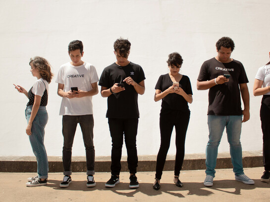 Cet outil qu'est le téléphone portable, s'est-il transformé en instrument vicieux qui, à defaut de vouloir rapprocher le monde n'a fait que nous éloigner encore plus les uns des autres ?