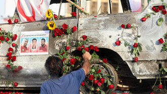Ciudadano iraní rinde homenaje a los profesionales sanitarios que perdieron la vida en el ataque israelí durante una misión en Teherán el 16 de junio de 2025