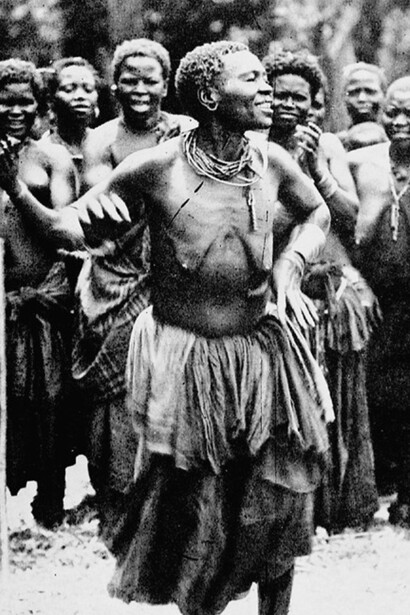 Fotografía de mujeres africanas realizando una danza ritual, 1930