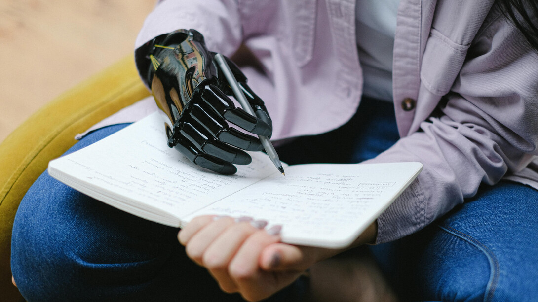 Mão mecanizada e controlada por inteligência artificial escreve manifesto em papel