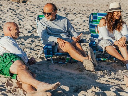Mulher relaxa com amigos na praia. Conheci uma mulher que, aos 58 anos, decidiu abrir sua própria empresa. Ela sempre teve talento para confeitaria, mas nunca acreditou que poderia transformar isso em um negócio. Quando os filhos cresceram e saíram de casa, ela finalmente decidiu tentar. Hoje, ela não apenas sustenta a si mesma, mas também inspira outras mulheres a acreditarem em seus talentos