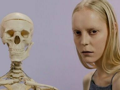 Você instala o aplicatico por conta do tédio e começa a usar ele enquanto espera o ônibus, depois enquanto está no sofá vendo série, e de repente está deslizando até no banheiro, entre um scroll e outro nas redes sociais. O app vira um brinquedinho emocional: dá pequenas doses de esperança, mas quase nunca entrega resultados. Pior: quanto mais opções aparecem, menos disposição se tem para investir em alguém. O chamado paradoxo da escolha entra em cena, com tanta possibilidade, ninguém parece bom o suficiente. E pior, as vezes nem é mesmo, pois a superficialidade desses aplicativos beira a um pires de xícara 