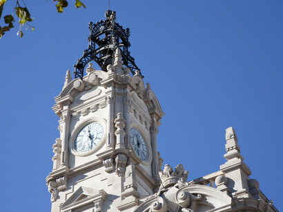 Detalle del remate de la torre del reloj. Foto: Mayte Piera