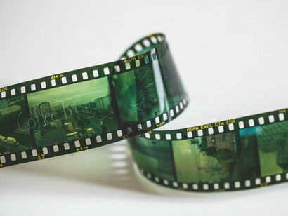 Ogni fotogramma di un film è un piccolo quadro, un dettaglio che contribuisce a creare l’universo narrativo di un film