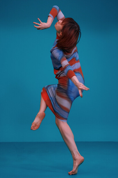 Mujer equilibrando sus pasos