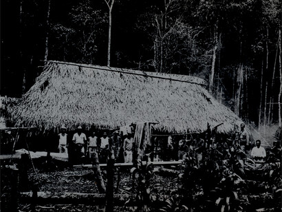 Porteadores pemón y expedicionarios. Foto: Ruth Robertson. Colección Biblioteca Nacional de Venezuela