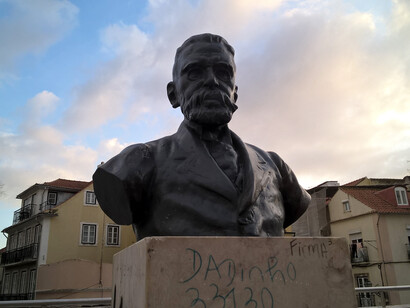     O impacto de Courtney Henning no TikTok mostra como a literatura brasileira pode ganhar destaque mundialmente, revelando tesouros culturais.  Busto a Machado de Assis - Exterior da Igreja de Nossa Senhora das Mercês (Lisboa, Portugal)