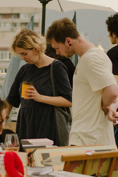 Visitantes da Festa Literária Internacional de Paraty (Flip), Rio de Janeiro, Brasil procuram por livros de poesia de autores locais