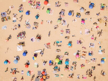 “Beach Bliss” del fotografo inglese Simon Heather, in arrivo dalla spiaggia portoghese di Cascais e sul primo gradino del podio nella categoria People