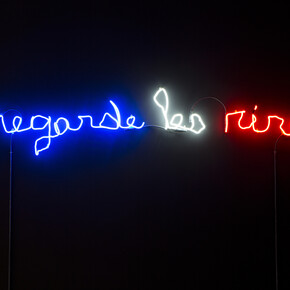 Claude Lévêque, Regarde les rire, 2015, Néon bleu, blanc, rouge / Neon blue, white and red, 33 x 150 cm, Ecriture / Writing : Romaric Etienne © ADAGP Claude Lévêque . Photo. Julie Joubert , Courtesy the artist and kamel mennour, Paris 
