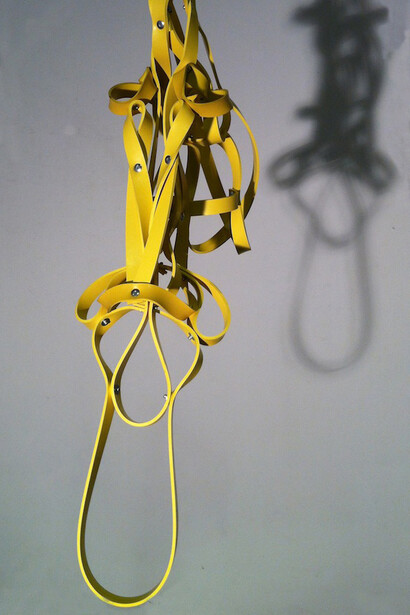 Michelangelo Penso, Exosquelette 5097a, sculpture, caoutchouc, iron, 120 x 30 x 30 cm. Courtesy Galerie Alberta Pane