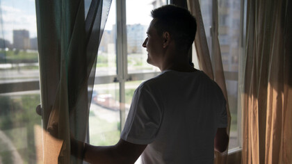 La ventana que daba al mar. En un instante que bien pudo ser el segundo de una mirada, saludó feliz a la mañana