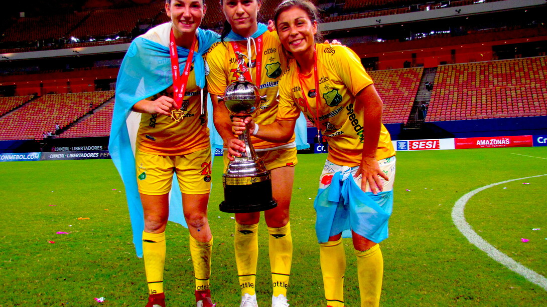 Tres jugadoras del Atlético Huila celebran su victoria en la Copa Libertadores 