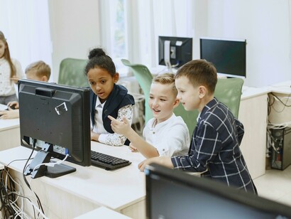 Los sistemas de aprendizaje adaptativo personalizan la experiencia educativa basándose en el desempeño y preferencias de los estudiantes