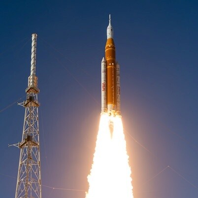 Il razzo Space Launch System (SLS) della NASA e la navicella spaziale Orion decolleranno per il volo di prova Artemis II mercoledì 1 aprile 2026 dal Complesso di lancio 39B del Kennedy Space Center della NASA in Florida. Crediti fotografici: NASA/John Kraus
