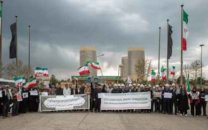 Diante da ameaça de novos ataques dos Estados Unidos e de Israel, civis organizam uma corrente humana em defesa de instalações nucleares iranianas. Entre sanções, bombardeios e disputas estratégicas, Ormuz volta ao centro das tensões globais