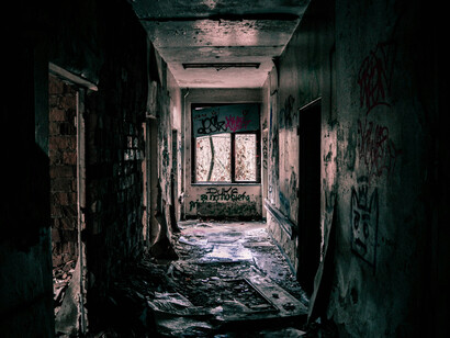 Les murs lézardés d’un monde à bout de souffle, vestiges d’un passé qui ne protège plus personne