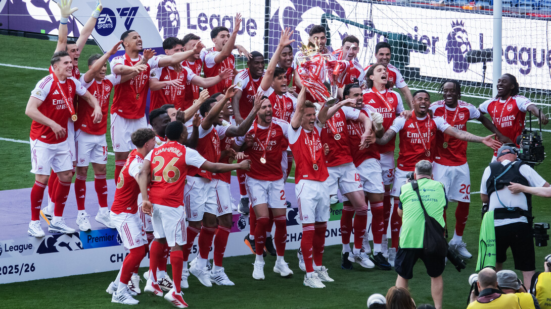 Arsenal soulève le trophée de la Premier League, 2026