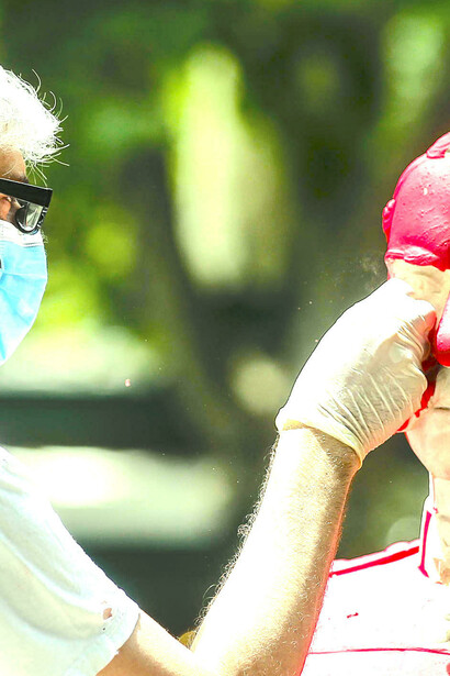 Limpiando el busto del general Antonio Baldissera