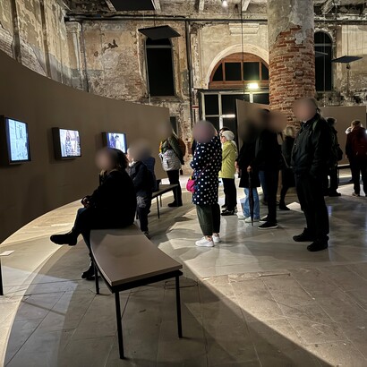 Nel 2024 la Biennale d’Arte di Venezia all’Arsenale ha presentato un insieme molto ampio e internazionale di opere contemporanee, inserite nel tema generale “Foreigners Everywhere”, dedicato a migrazione, identità e postcolonialismo