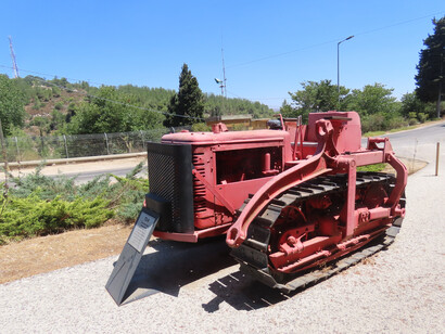El hombre se inventa mitos para consolarse. Intenta imaginar que puede tener un alma inmortal separable de su carne y de sus huesos, que se puede revivir el pasado, reencarnarse o resucitar.  Viejo tractor, Bar'am, kibbutz en el norte de Israel 