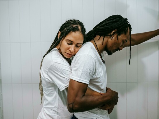 Às vezes, não é nem um rompimento claro. É um afastamento progressivo. A conversa diminui, o interesse se dispersa, as respostas demoram mais. O que antes parecia promissor vai perdendo força, sem que haja um motivo explícito. E isso gera um tipo de frustração silenciosa, difícil de elaborar. É nesse momento que surgem as falas de que o mundo está caótico, que as pessoas não desejam mais ter profundidade nos relacionamentos e a sensação de que a possibilidade de encontrar a outra metade é praticamente impossível