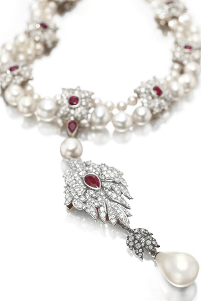 La Perla Peregrina en el collar Cartier aderezado con diamantes y rubíes elaborado para Elizabeth Taylor 
