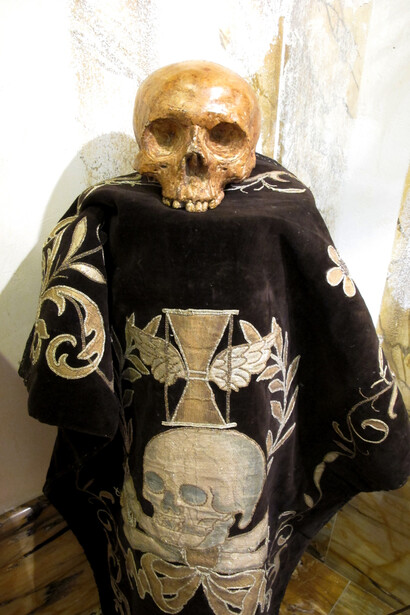 Stendardo della confraternita della Buona Morte sec. XVII e vanitas in terracotta, sec. XVII – XVIII