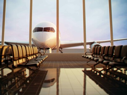 Un avión tras el ventanal de la terminal