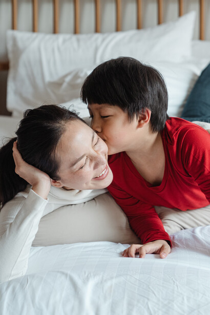 Mãe e filho de origem asiática aproveitam momento juntos