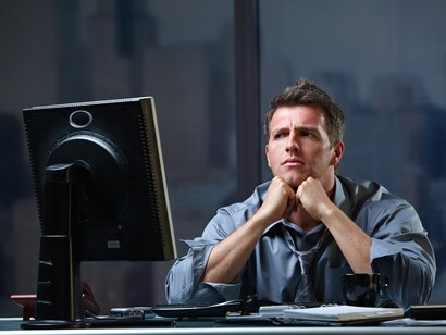 Un trader atento a la pantalla de su ordenador