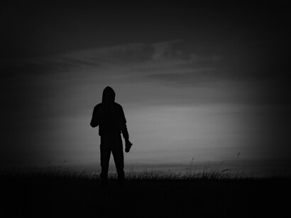 Hombre reflexiona frente a la orilla del mar: el «Ciruelo», era alto, rubio y según me contaron, se llamaba, Carlos