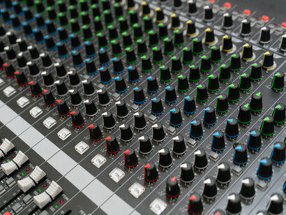 A IA está mudando a produção musical com plataformas como Suno, que geram músicas personalizadas a partir de comandos sobre estilo e instrumentos