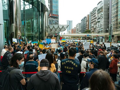 Crowds protesting in Hong Kong the war against Ukraine and demanding peace