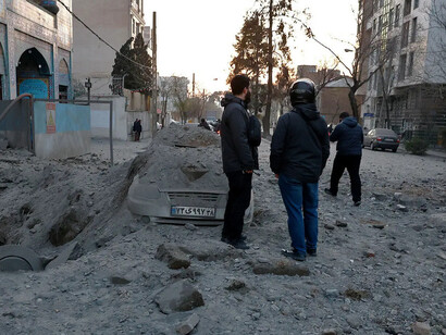 Escombros tras un ataque aéreo en Teherán, Irán, 6 de marzo de 2026. La muerte del líder supremo iraní en bombardeos conjuntos desató una cadena de represalias con misiles y drones contra objetivos estadounidenses y aliados en la región