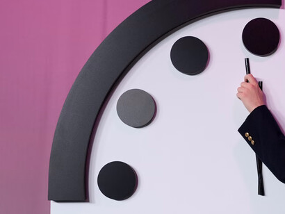 Acercamiento al Reloj del Día del Juicio. Como parte de la guerra híbrida, se aprovechó a las nuevas tecnologías para desinformar y desplegar una guerra cibernética que cuestionaría todo lo que se creía estable en el mundo libre