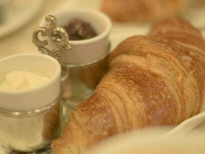 Té con cruasán en Living in London, Madrid