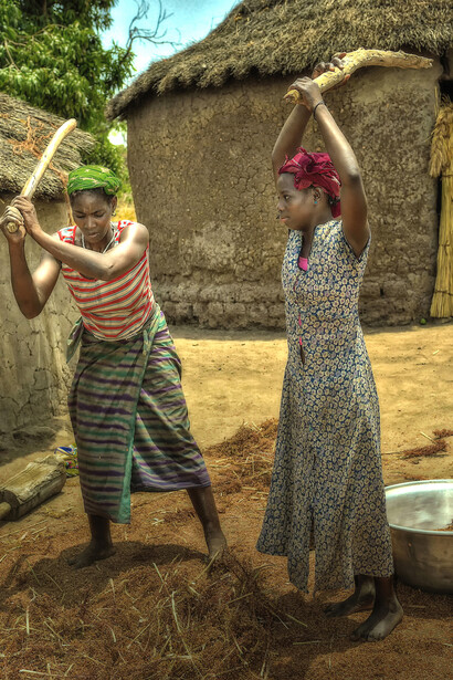 Burkina Faso – Donne battono il miglio in un villaggio Lobi
