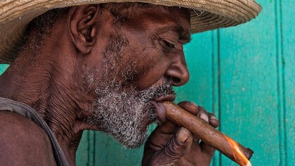 Un cubano fumando un puro