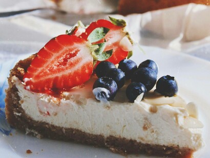 Fetta di cheescake con fragole e mirtilli: "...e poi dissi che avevo fatto la torta preferita di Charlotte... a quel punto lui con una mano mi afferrò il bavero e con l’altra spinse dal basso la torta fino a comprimerla contro la mia faccia e la scena così violenta e brutale si tramutò in un istante in qualcosa di comico..."