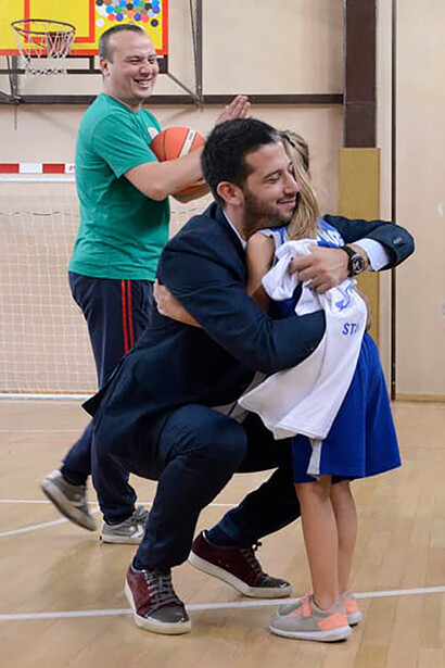 Udovičić meeting a young athlete